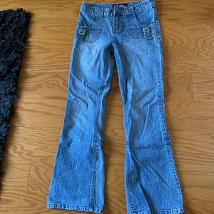 squeeze denim jeans